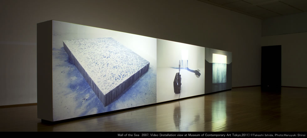 《Wall of the Sea》2007, Triple Channel Video(Installation view at Museum of Contemporary Art Tokyo, 2011)