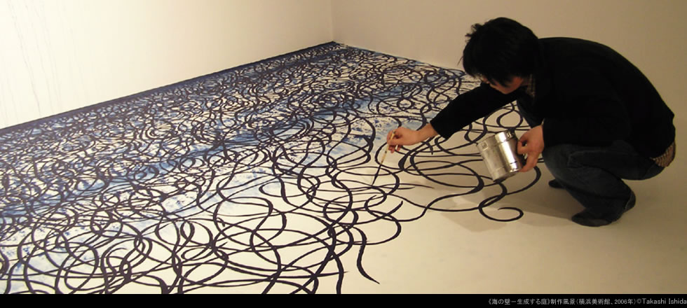 《海の壁－生成する庭》制作風景（横浜美術館、2006年）