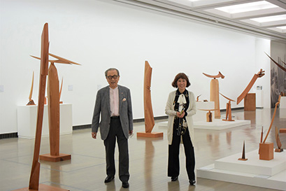 The artist and the director of the Museum (at the time), Osaka Eriko, in the gallery of the Sumikawa Kiichi exhibition.