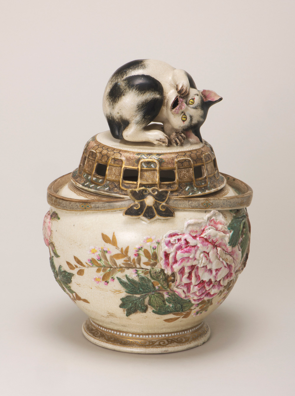 【コレクション展】
宮川香山（初代）《高浮彫牡丹ニ眠猫覚醒大香炉》